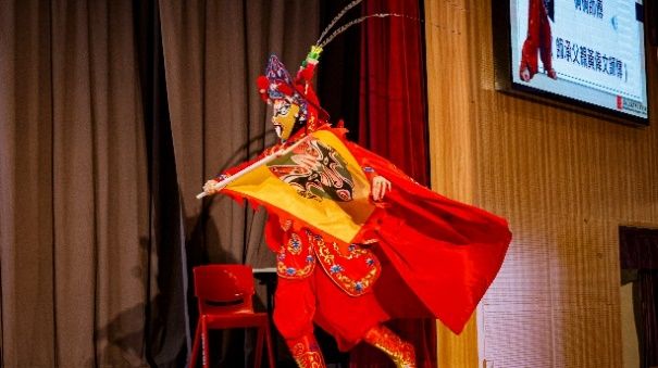 川劇變臉表演者揮舞旗幟