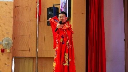 川劇變臉表演者紅色戲服