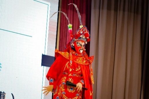 川劇變臉表演者紅色面譜