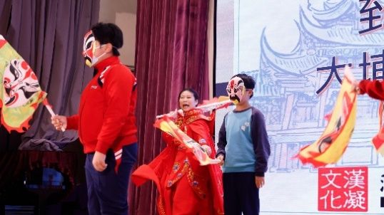 學生手持面譜舞台表演